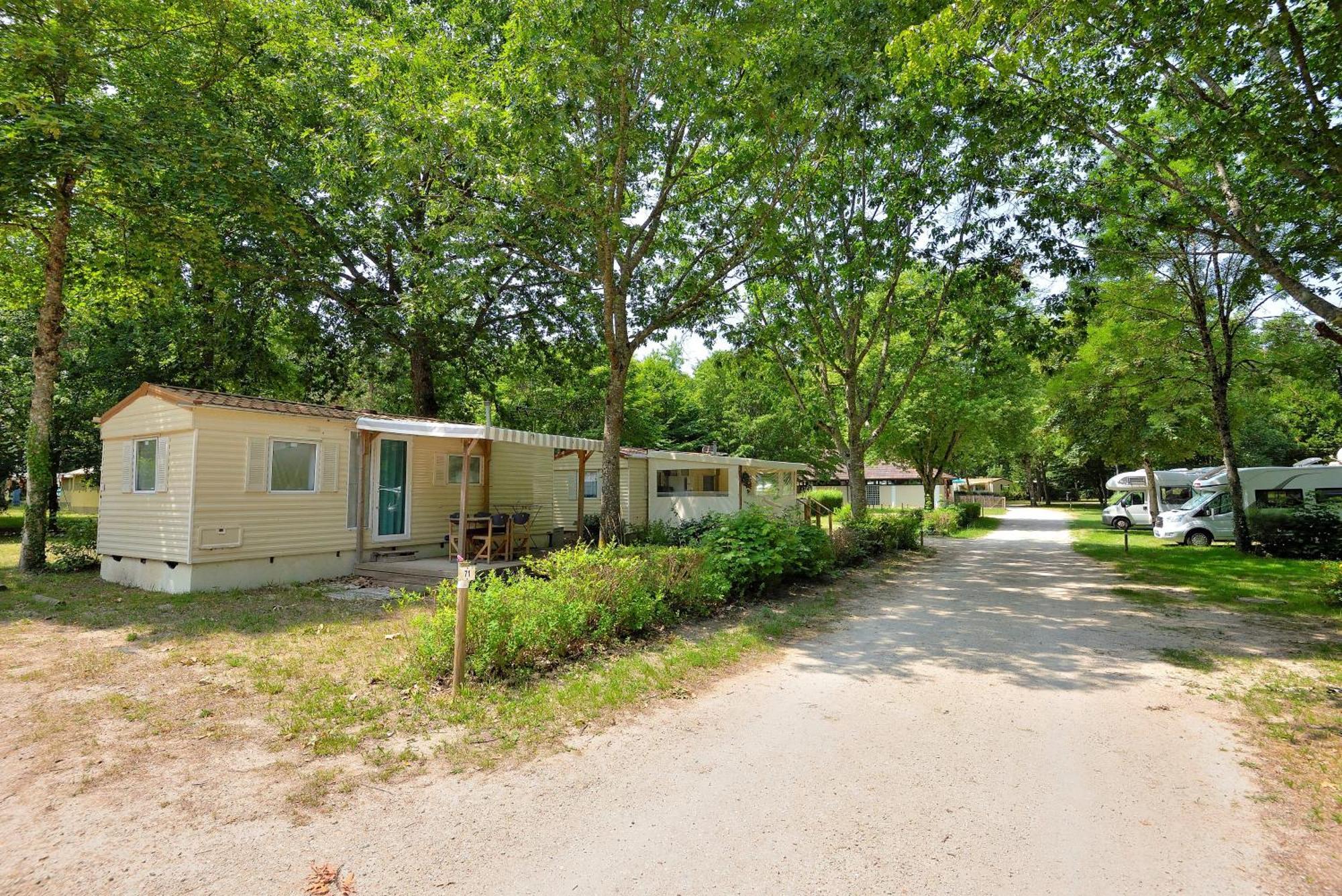 Camping Etang De La Vallee Combreux Bagian luar foto