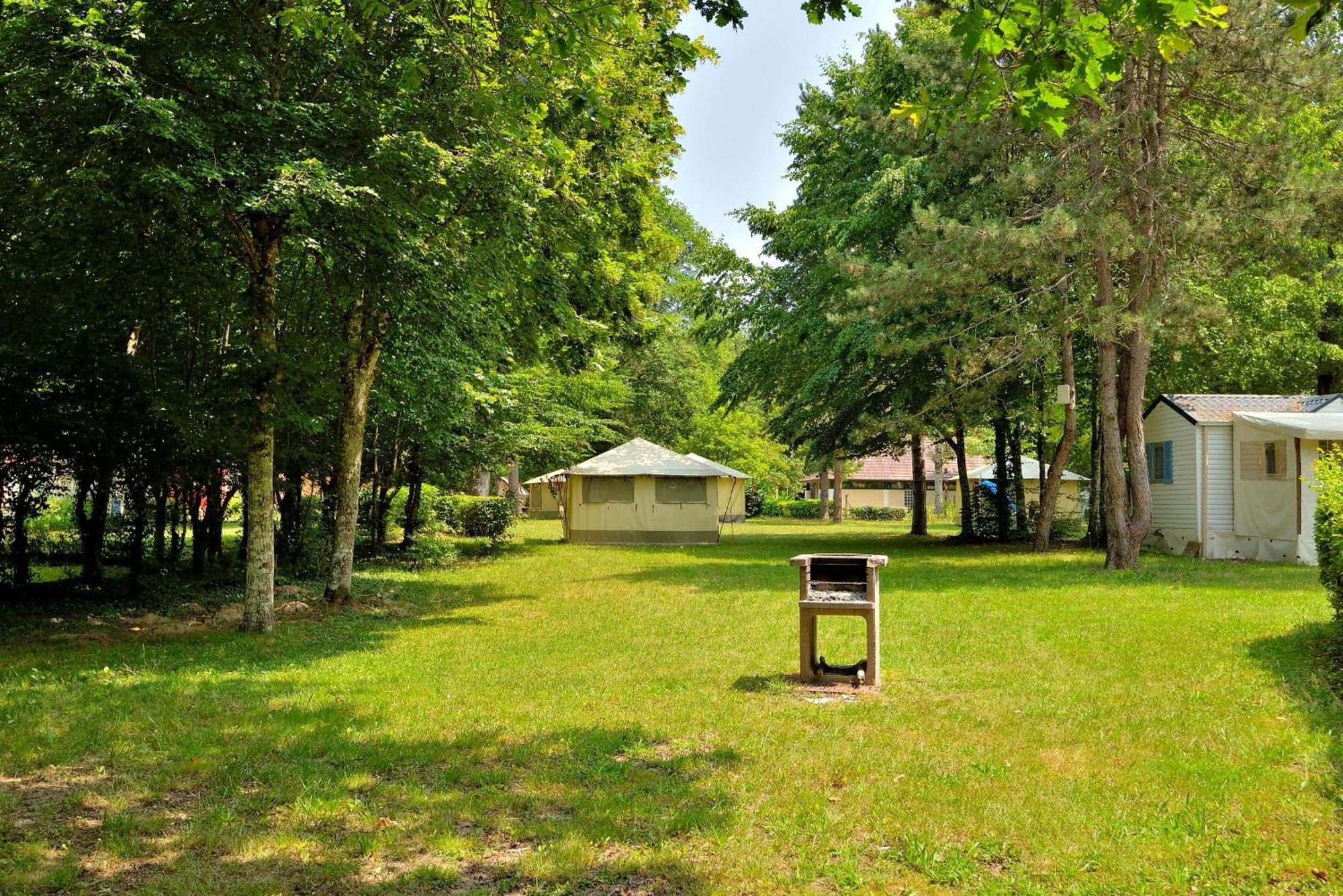 Camping Etang De La Vallee Combreux Bagian luar foto