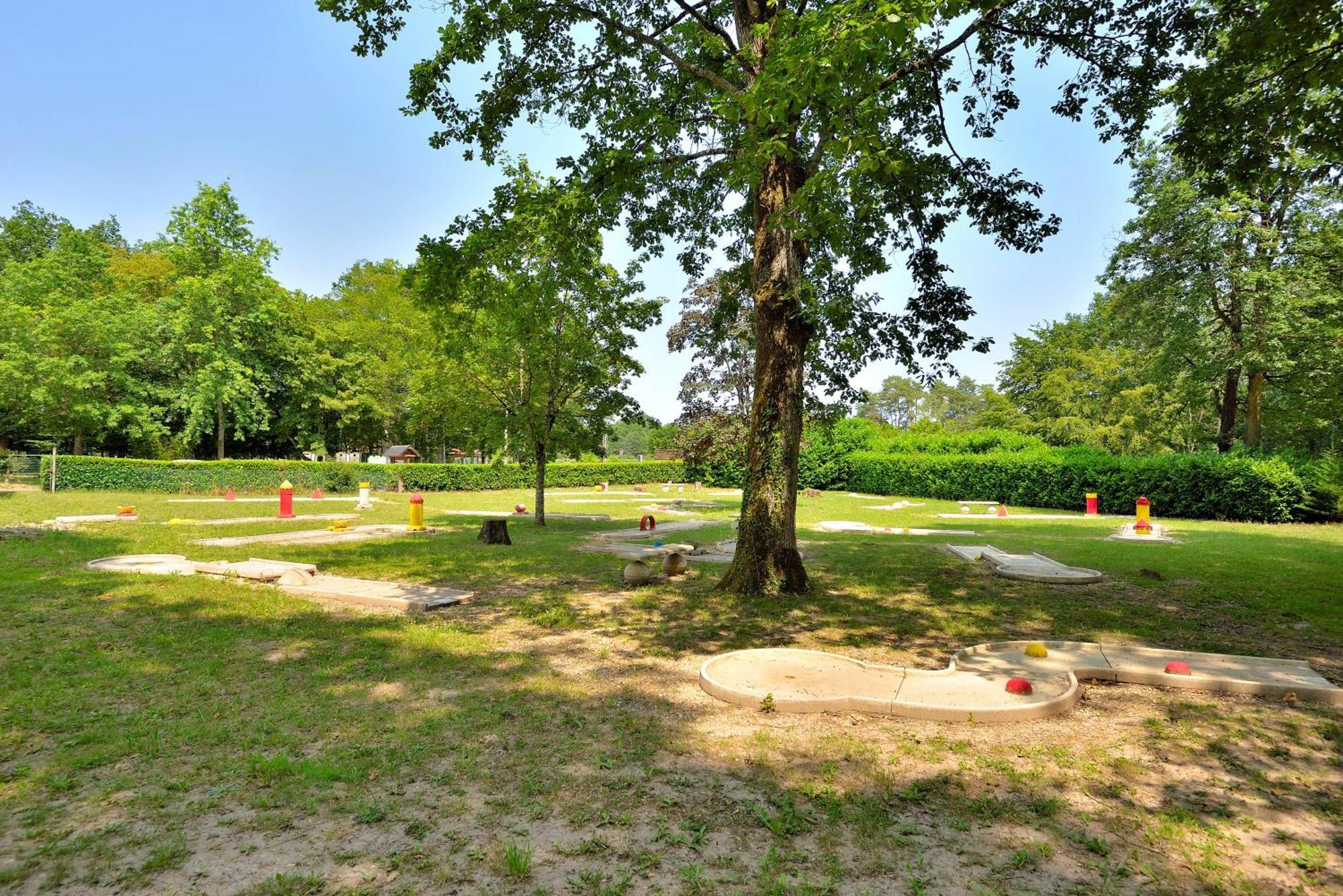 Camping Etang De La Vallee Combreux Bagian luar foto