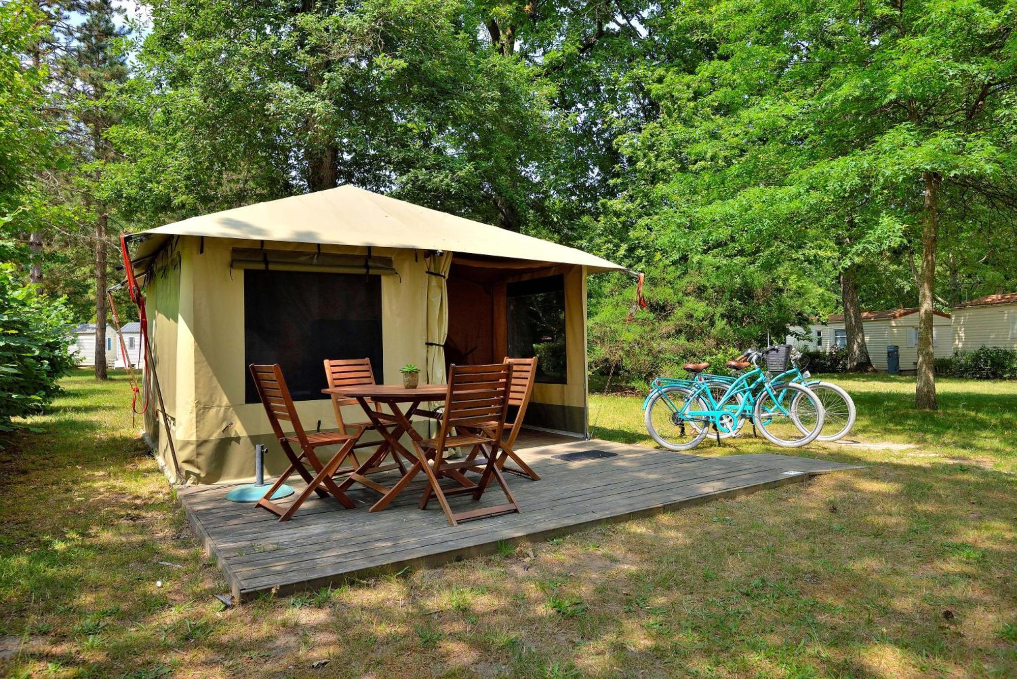 Camping Etang De La Vallee Combreux Bagian luar foto